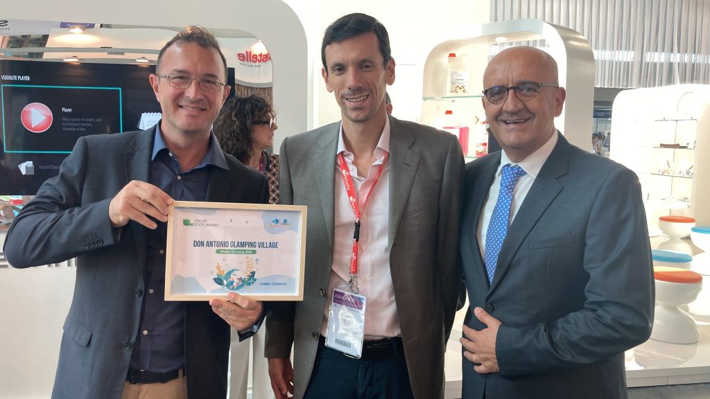 Il Direttore Giuseppe Delli Compagni e il booking Manager Italo ricevono il premio del X Oscar Ecoturismo da Legambiente Turismo al TTG di Rimini