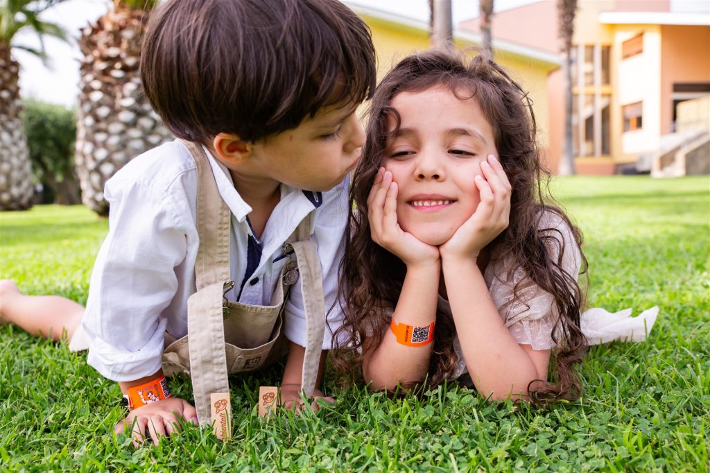 Bambini spensierati giocano sul giardino dei sogni